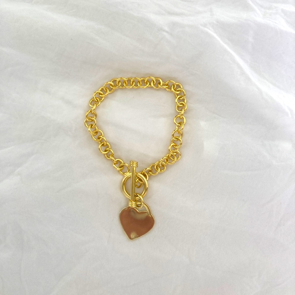 Curb Chain Toggle Lock Bracelet with Heart Charm in Goldtone Brand New